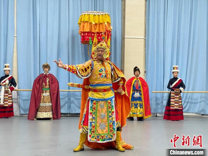 圖為格薩爾劇展演。　巷欠才讓 供圖