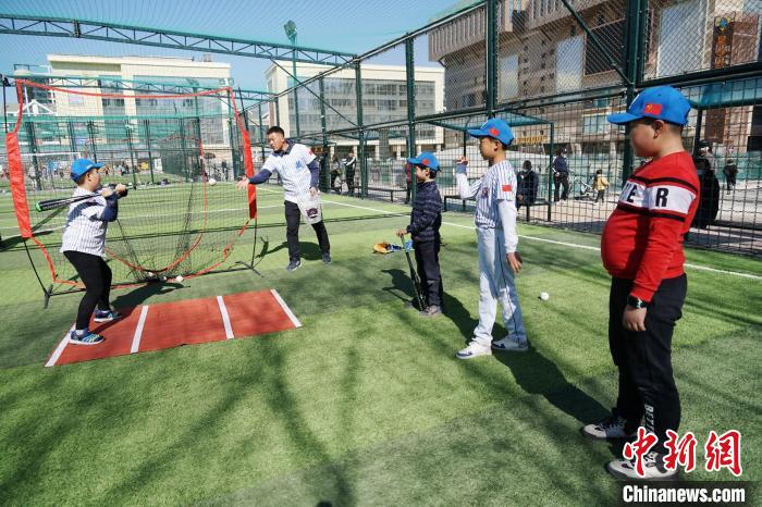 圖為小棒球手們進行擊球訓(xùn)練。　馬銘言 攝