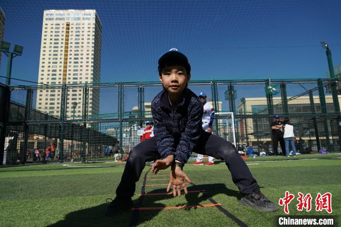 圖為小棒球手進行接球動作訓(xùn)練?！●R銘言 攝