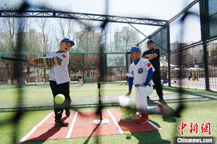 圖為教練指導(dǎo)小棒球手進行擊球訓(xùn)練?！●R銘言 攝