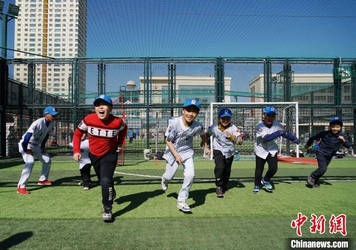 圖為小棒球手們進行體能訓(xùn)練?！●R銘言 攝