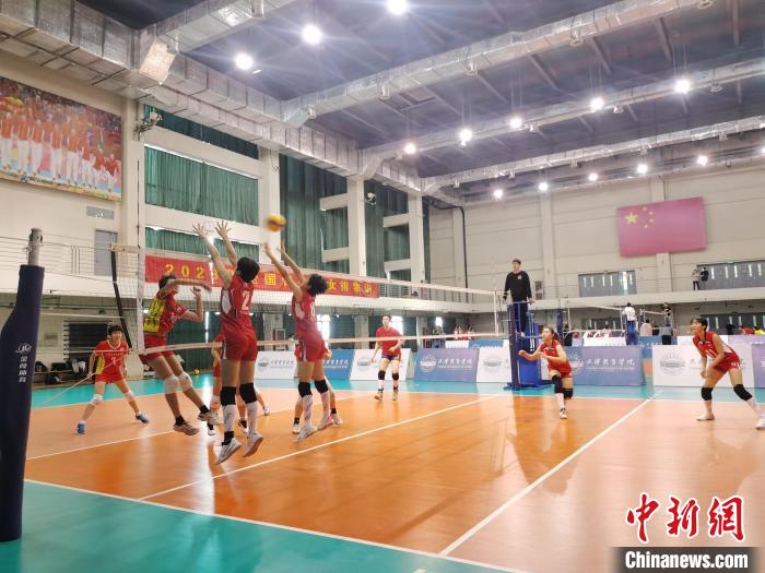 圖為全國青少年女排在天津進(jìn)行集訓(xùn)?！√旖蝮w育學(xué)院供圖