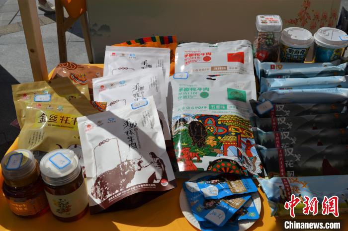 推介活動上的農(nóng)特產(chǎn)品展示?！≈炝杞?攝