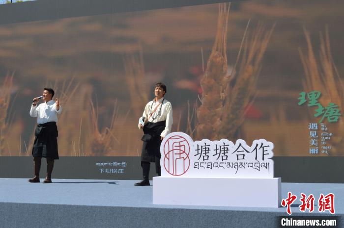 “康巴漢子”現(xiàn)場獻(xiàn)唱?！≈炝杞?攝