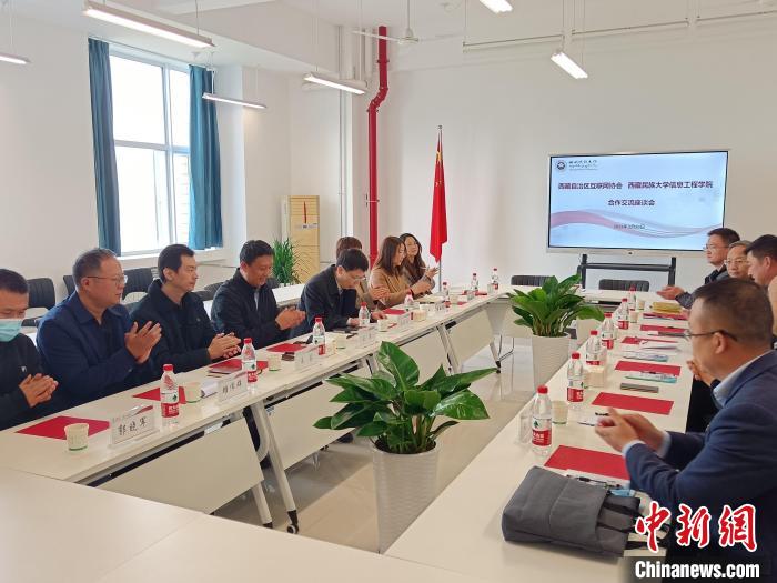 圖為座談會議現(xiàn)場?！「裆?攝