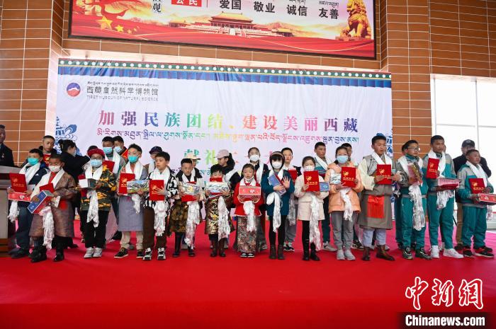 圖為部分獲獎學(xué)生合影?！≮w朗 攝