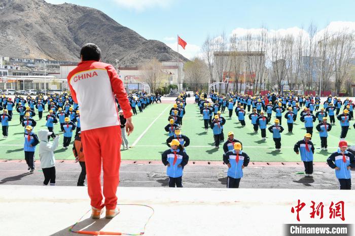 圖為學(xué)生在跳繩教練齊景龍的指導(dǎo)下做準(zhǔn)備運動?！∝暩聛硭?攝