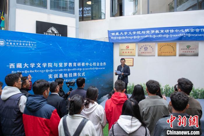 圖為企業(yè)代表發(fā)言?！∝暩聛硭?攝