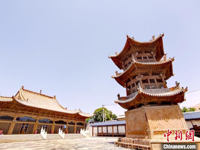 圖為阿河灘清真寺局部?！?zhí)砀?攝