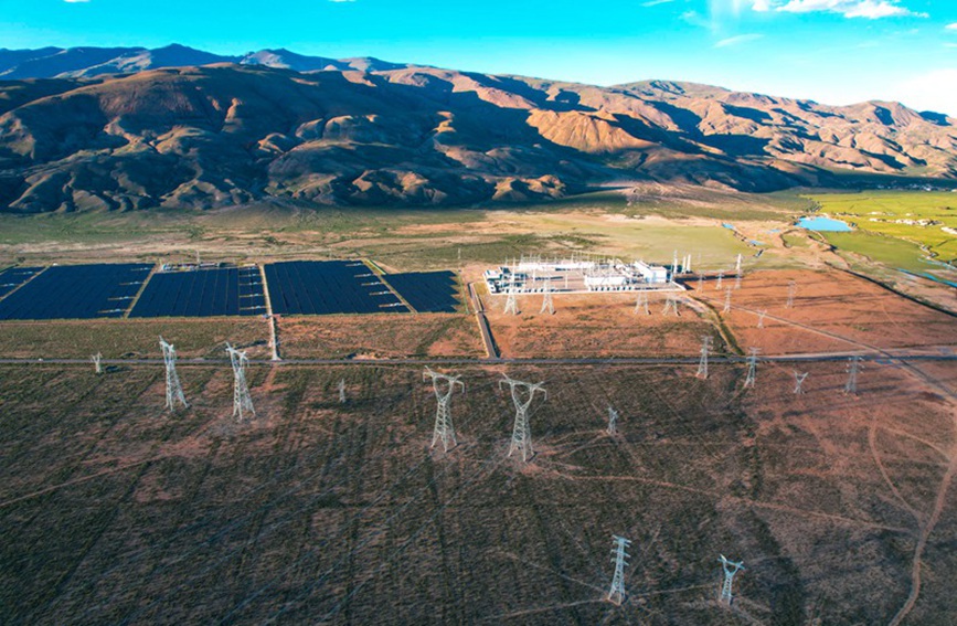 阿里與藏中電網(wǎng)聯(lián)網(wǎng)工程和沿線光伏電站。趙清鵬攝