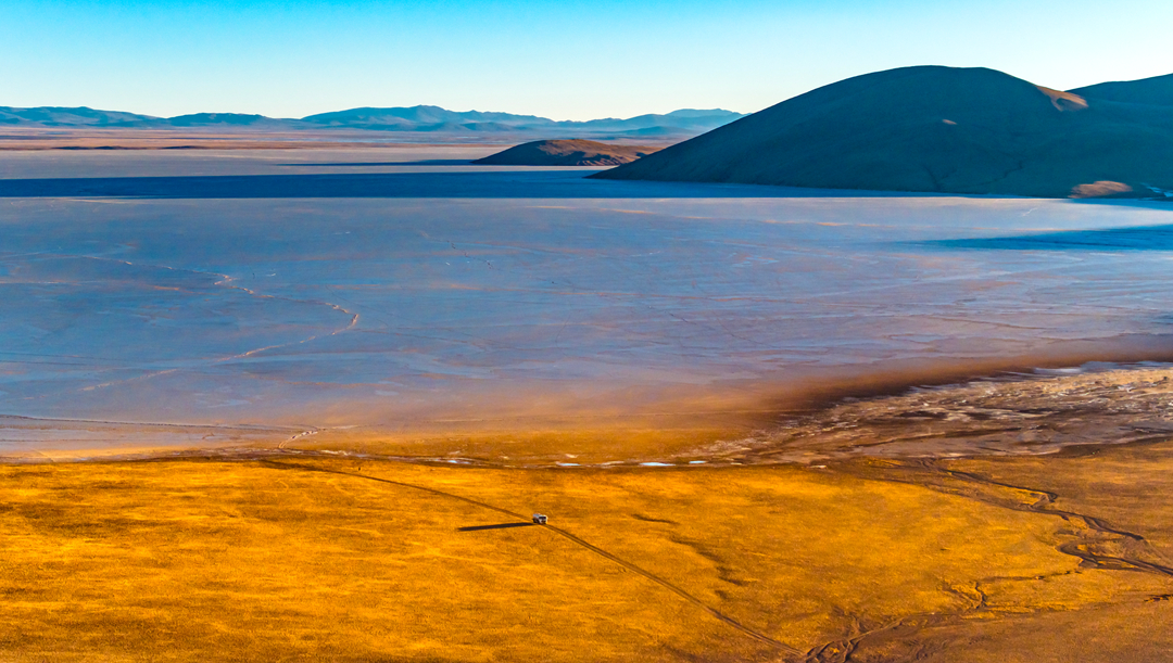 索旺的小額配送車(chē)輛在湖邊行駛。呂殿杰攝