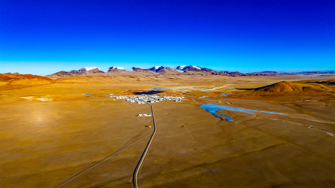 雪山下的雙湖縣城。呂殿杰攝