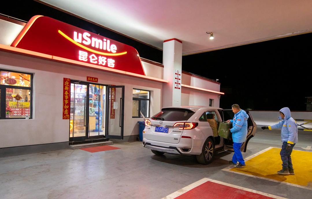 雙湖加油站經(jīng)理索旺（左）與員工桑珠踏上救援路。呂殿杰攝