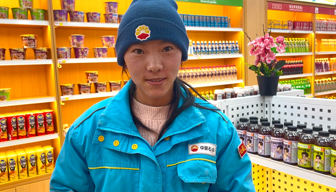 00后員工桑旦卓瑪在便利店值班。呂殿杰攝