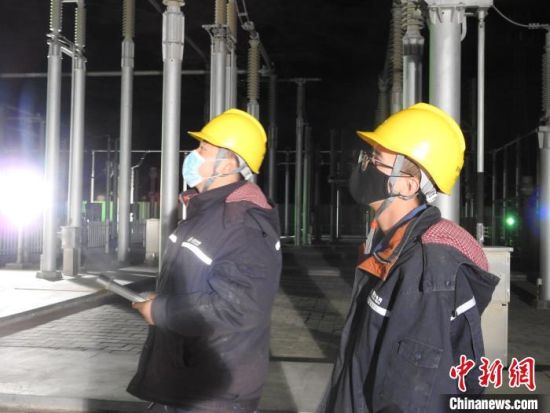 圖為5月10日凌晨，國網青海檢修公司柴達木換流站運維人員在進行柴拉直流系統(tǒng)停電操作。　姚曉英 攝