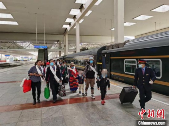 圖為拉薩車站工作人員為西藏先心病患兒和陪同人員提供“綠色”接力幫扶，并開(kāi)通了專門(mén)通道，讓他們快速進(jìn)站上車。拉薩車站 供圖