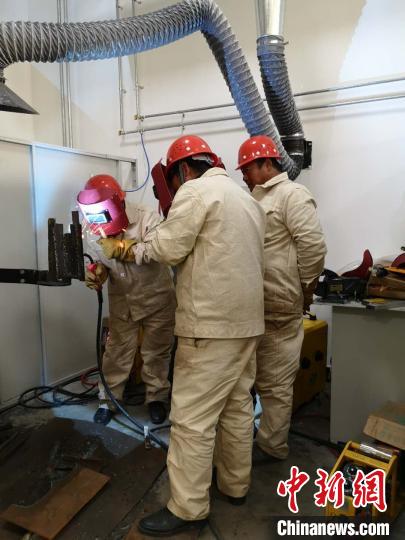 圖為學(xué)員正在進(jìn)行電焊技能學(xué)習(xí)?！》尔惙?攝