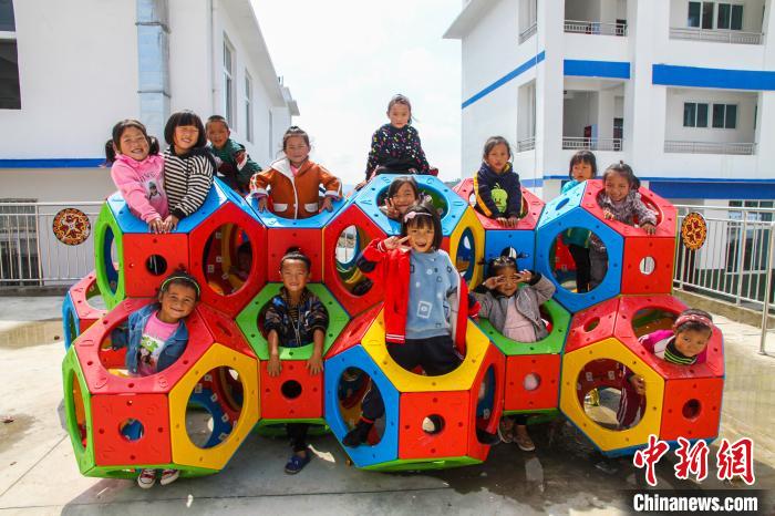 喜德縣一學(xué)校內(nèi)，孩子們露出開心的笑容?！柟拍救?攝