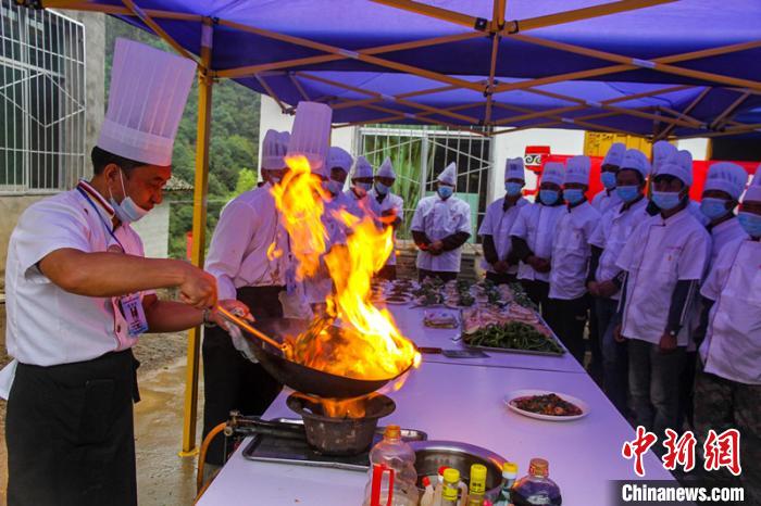 喜德縣冕山鎮(zhèn)舉辦的廚師培訓(xùn)班上，老師正在示范回鍋肉的做法?！柟拍救?攝