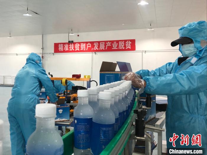 圖為阿里地區(qū)措勤縣某飲用水加工公司，該公司以“基地+公司+貧困民眾”為運(yùn)營(yíng)模式，帶動(dòng)貧困民眾68戶(hù)232人。　謝牧 攝