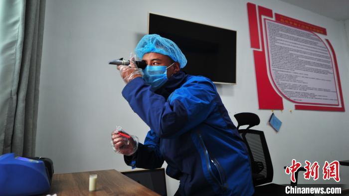 圖為8月11日，西藏那曲市聶榮縣色慶鄉(xiāng)雜瑪多種經(jīng)營(yíng)合作聯(lián)合社質(zhì)檢員對(duì)從各牧場(chǎng)收集上來(lái)的牛奶進(jìn)行質(zhì)量檢測(cè)。色慶鄉(xiāng)統(tǒng)籌全鄉(xiāng)28個(gè)行政村的合作社，成立了擁有規(guī)范管理體系的合作聯(lián)合社，整合集體草場(chǎng)建立5座牧場(chǎng)，各牧場(chǎng)按照計(jì)分制統(tǒng)一放牧，畜產(chǎn)品實(shí)行定點(diǎn)、定時(shí)、定人收購(gòu)，再統(tǒng)一檢測(cè)、加工、出售，建立了完整的牧業(yè)全產(chǎn)業(yè)鏈(資料圖)。　張偉 攝