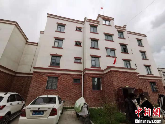 圖為8月12日，2018年7月從距那曲市色尼區(qū)城區(qū)那曲鎮(zhèn)90千米外的古露鎮(zhèn)當(dāng)桑村搬遷至城區(qū)的旦增新家位于一棟四層的樓房?jī)?nèi)(資料圖)?！垈?攝