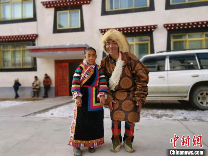 圖為2020年1月16日，搬遷至那曲市安多縣卓格扶貧小區(qū)的農(nóng)牧民在新家外面合影(資料圖)。　張偉 攝