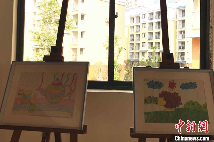 圖為會(huì)澤縣城易地扶貧搬遷點(diǎn)一所小學(xué)內(nèi)擺放著的學(xué)生畫(huà)作。　繆超 攝