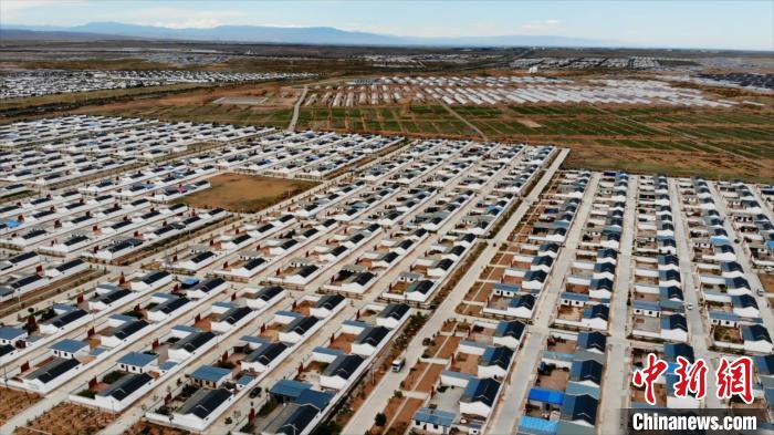 圖為航拍的武威市古浪縣黃花灘生態(tài)移民區(qū)富民新村。(資料圖) 李亞龍 攝