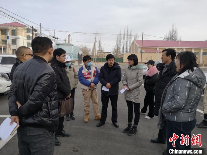 圖為青海大學(xué)工作人員正在現(xiàn)場(chǎng)考察該項(xiàng)目進(jìn)行情況。　李江寧 攝