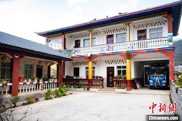 1月30日，嘎腰村，僜人苦梅夏自家的兩層樓房。<a target='_blank' ><p  align=