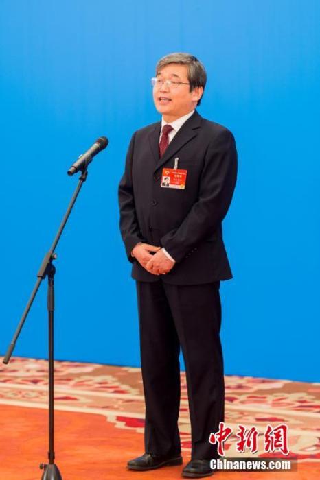 3月10日，全國(guó)政協(xié)十三屆四次會(huì)議第三場(chǎng)“委員通道”采訪活動(dòng)在北京人民大會(huì)堂新聞發(fā)布廳舉行。圖為全國(guó)政協(xié)委員阿拉坦倉(cāng)通過(guò)網(wǎng)絡(luò)視頻方式接受媒體采訪。<a target='_blank' ><p  align=