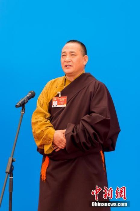 3月10日，全國(guó)政協(xié)十三屆四次會(huì)議第三場(chǎng)“委員通道”采訪活動(dòng)在北京人民大會(huì)堂新聞發(fā)布廳舉行。圖為全國(guó)政協(xié)委員洛桑山丹通過(guò)網(wǎng)絡(luò)視頻方式接受媒體采訪。<a target='_blank' ><p  align=