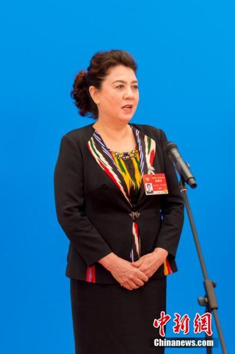 3月10日，全國(guó)政協(xié)十三屆四次會(huì)議第三場(chǎng)“委員通道”采訪活動(dòng)在北京人民大會(huì)堂新聞發(fā)布廳舉行。圖為全國(guó)政協(xié)委員古麗帕麗·阿不都拉通過(guò)網(wǎng)絡(luò)視頻方式接受媒體采訪。<a target='_blank' ><p  align=