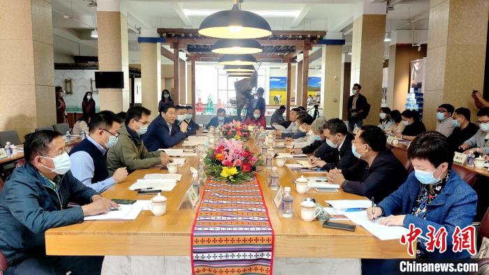 圖為國(guó)家糧食產(chǎn)業(yè)(青稞深加工)技術(shù)創(chuàng)新分中心在西藏拉薩掛牌儀式現(xiàn)場(chǎng)?！∝暽＠?攝