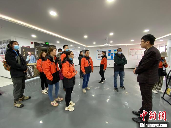 圖為2021瀾湄萬里行中外媒體在昌都新區(qū)采訪?！±罱瓕?攝