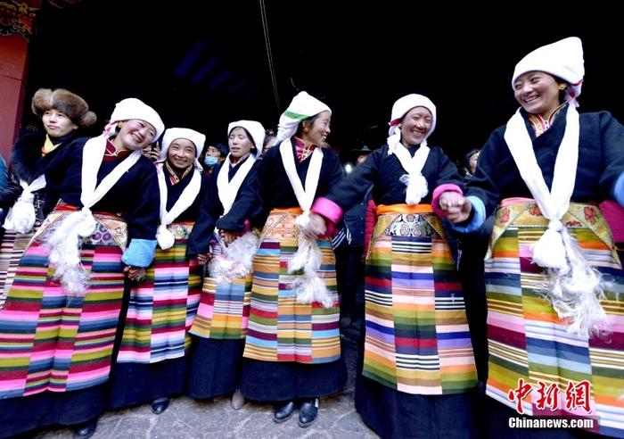 資料圖為2014年12月6日，拉薩民眾歡度“仙女節(jié)”。 <a target='_blank' href='/'><p  align=