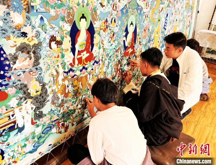 青海唐卡藝術(shù)小鎮(zhèn)：“勞模畫師”師帶徒，文化扶貧富一方
