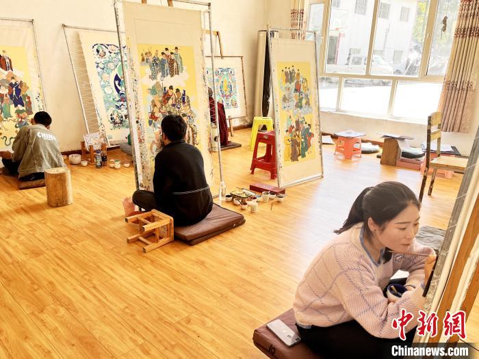 圖為畫室內(nèi)學(xué)徒練習(xí)繪畫唐卡?！●R文莉 供圖