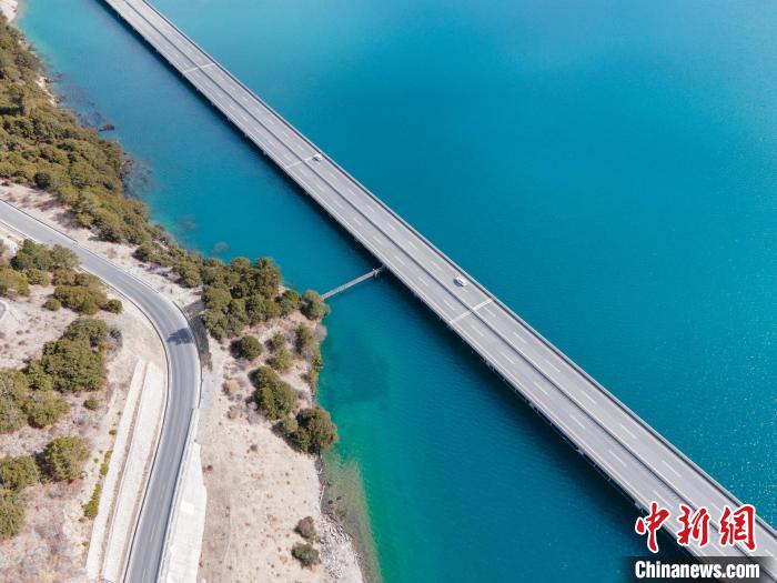 圖為西藏林拉高等級公路多布湖段風(fēng)光?！〗w波 攝