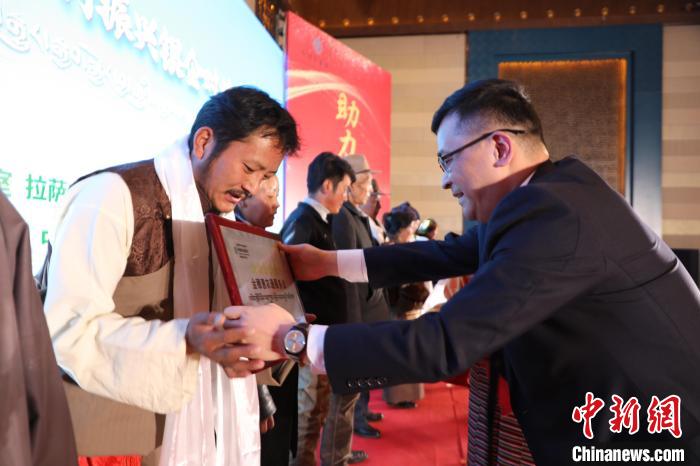 圖為拉薩市銀企對(duì)接洽談會(huì)現(xiàn)場(chǎng)?！「裆愔?攝