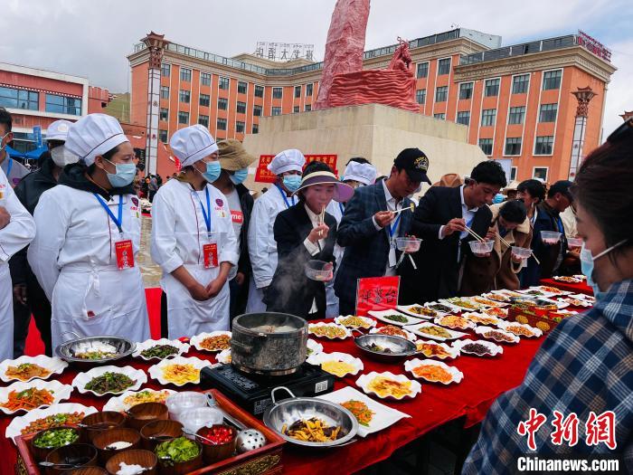 圖為2022年，班戈縣“鄉(xiāng)村振興那曲奮進(jìn)”廚藝大賽現(xiàn)場(chǎng)。資料圖 那曲市“鄉(xiāng)村振興 那曲奮進(jìn)”活動(dòng)辦供圖