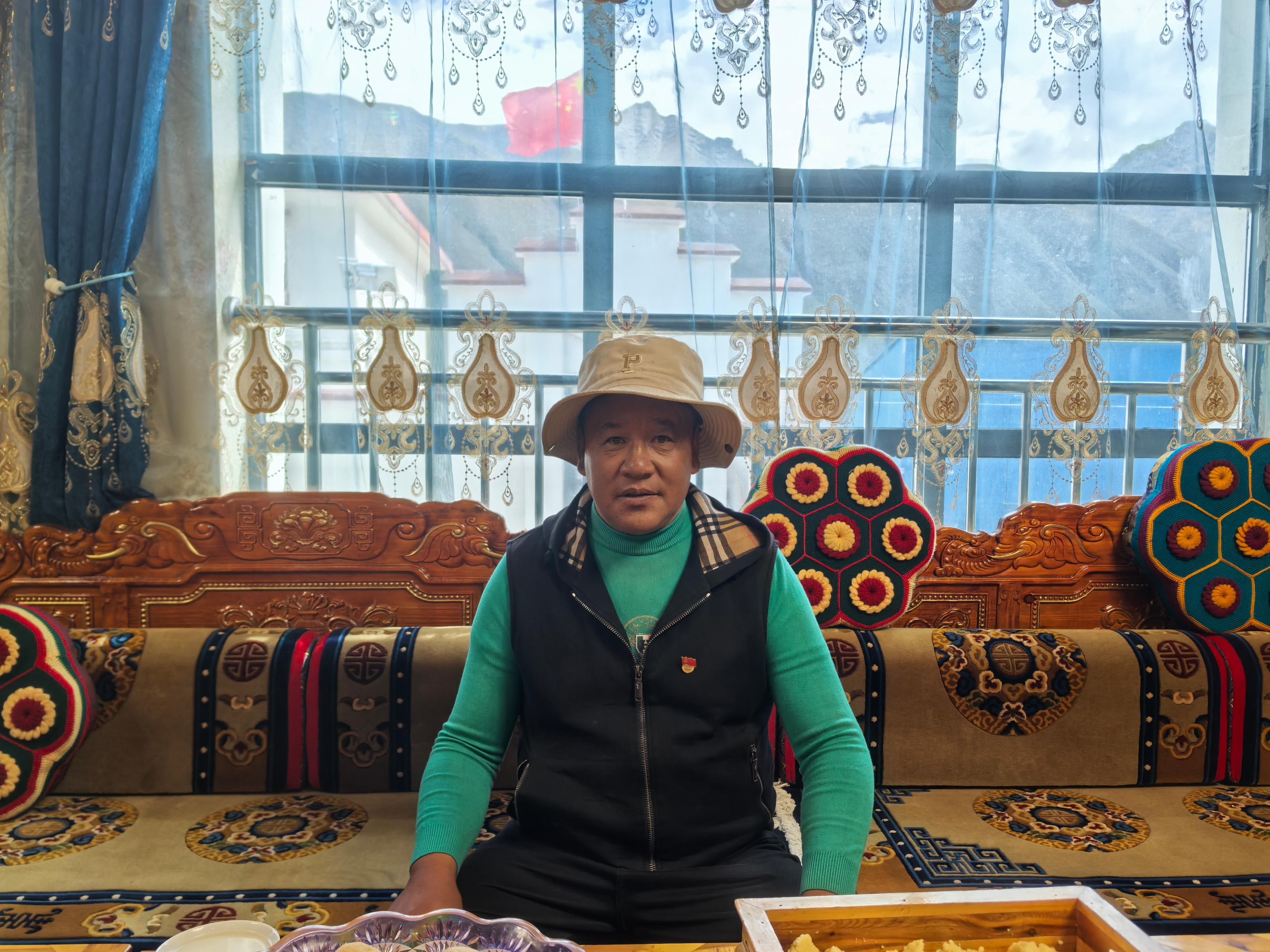 斯定咔村村民在自家客廳。 人民網(wǎng)記者 黃玉琦攝