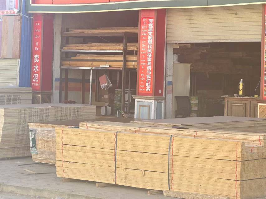 白朗縣頗羅鼐大道西段人行道擺放建材。圖片由留言網(wǎng)友提供