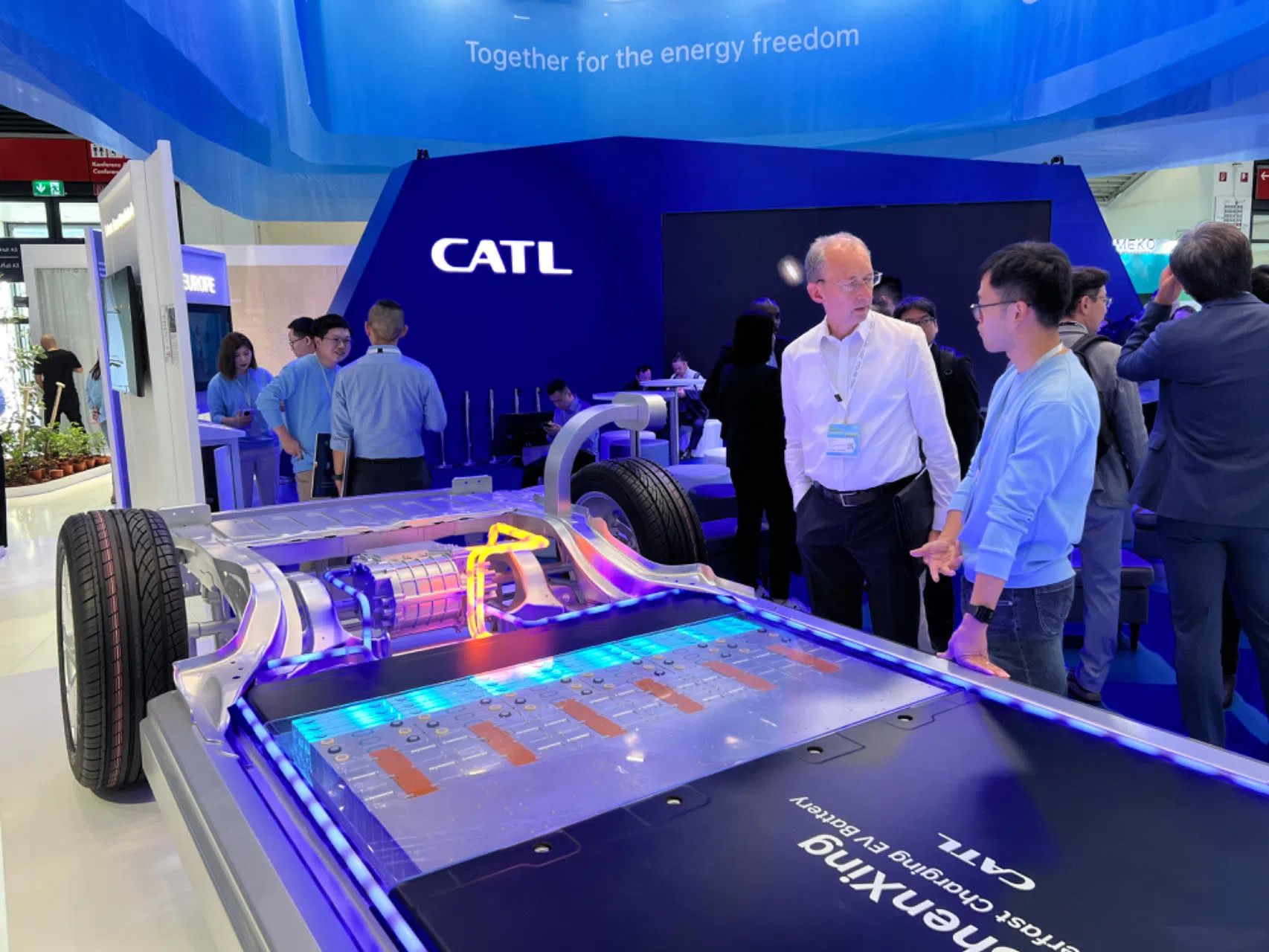 寧德時(shí)代在德國國際汽車及智慧出行博覽會(huì)的展臺(tái)。人民網(wǎng)記者 李強(qiáng)攝