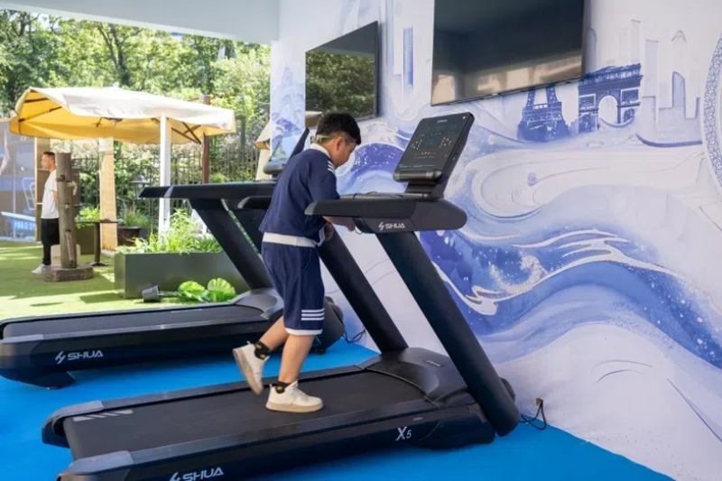 小朋友在智慧體育公園體驗(yàn)跑步機(jī)。巴黎