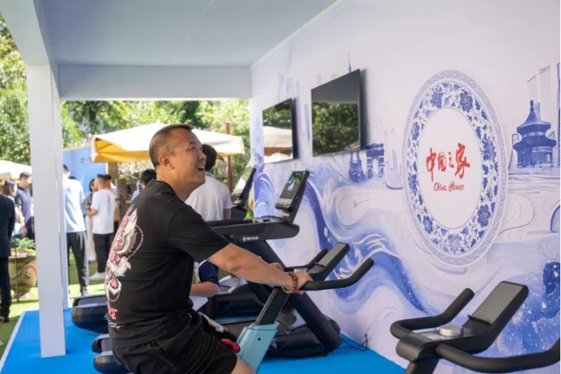 參觀者在智慧體育公園體驗(yàn)動(dòng)感單車。巴黎