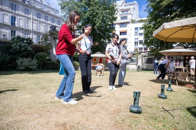 中外友人體驗(yàn)投壺游戲。巴黎