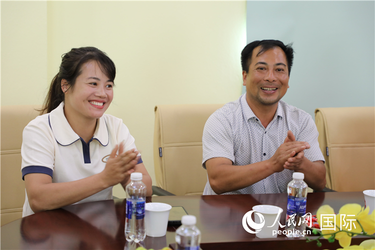 越南沙巴市黃連寄宿制民族小學(xué)老師阮氏秋姮、阮文享。人民網(wǎng)記者簡承淵攝