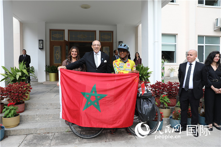 9月6日，摩洛哥駐華大使阿卜杜勒卡迪爾·安薩里在大使官邸舉行儀式，歡迎并招待卡里姆·穆斯塔。人民網(wǎng)記者 王晶攝